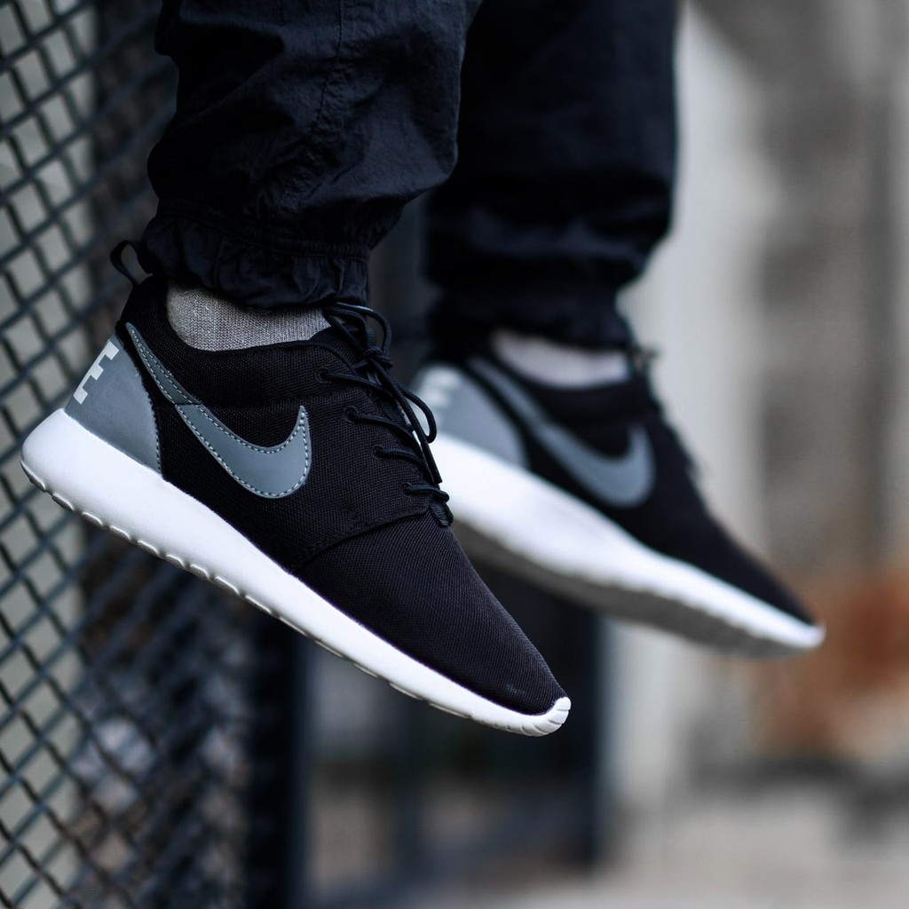 nike roshe run black original