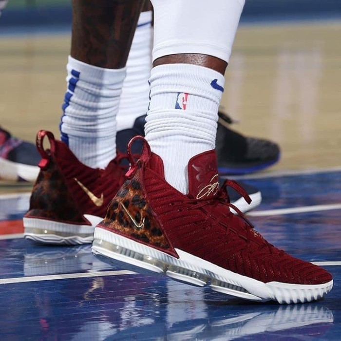 Burgundy shop lebron 16