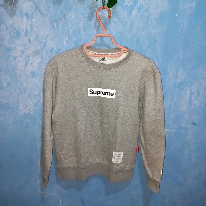 Jual thrift monja sweater abu abu supreme | Shopee Indonesia