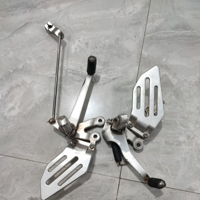 Jual footstep depan original Yamaha R15 lama | Shopee Indonesia