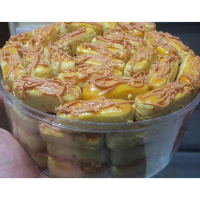 Kastengels keju cheddar dalam loyang yang sedang dipanggang