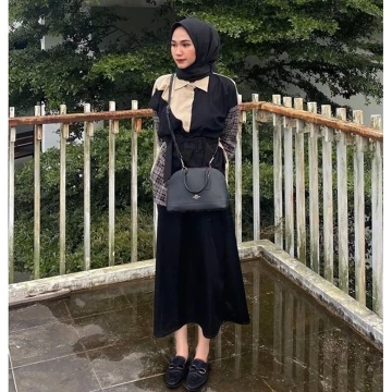 LAVEELAA Rok Satin Rose Skirt