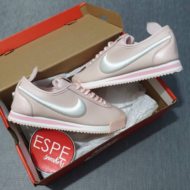 Nike 72 pink hot sale and white