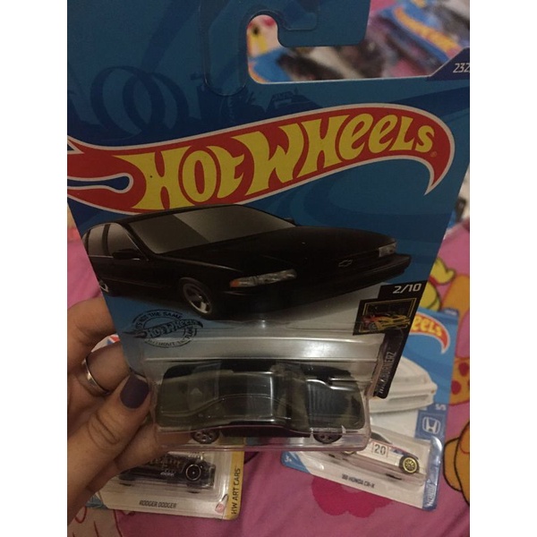 Hot Wheels '96 Chevrolet Impala SS 1:64 - Serie HW Rescue 2021 - Edizione Collezione Con Custodia Protettiva KLAS (Short Card)