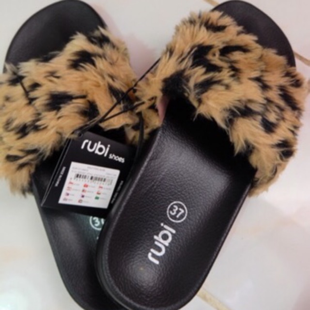 Jual Sandal rubi havana slide on fur atau sandal bulu kekinian