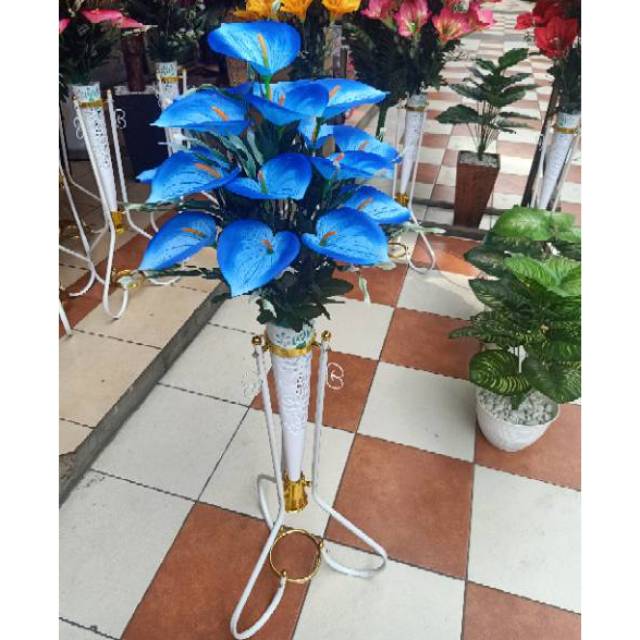 Rangkaian bunga anthurium / bunga Lilly pot dengan standing besi pajangan bunga sudut ruangan