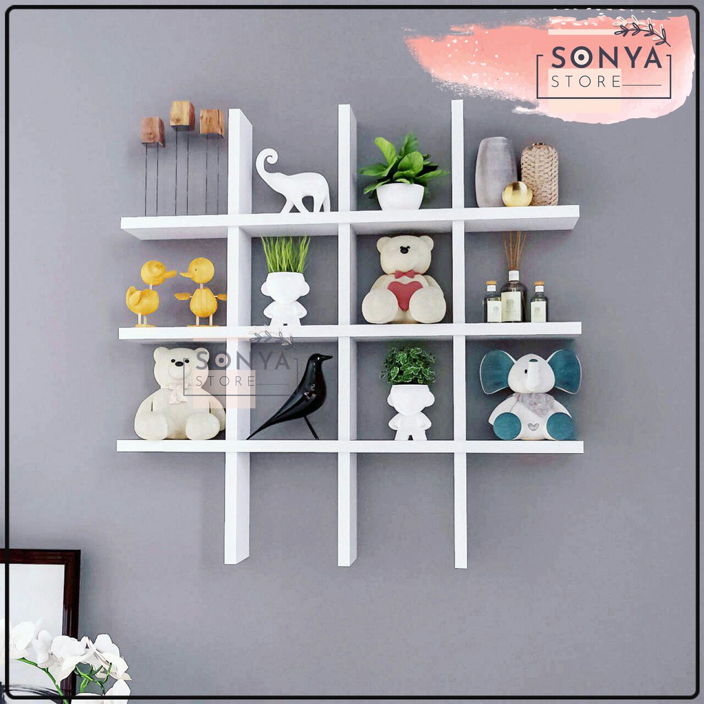 Rak bambu dekoratif di ruang tamu modern