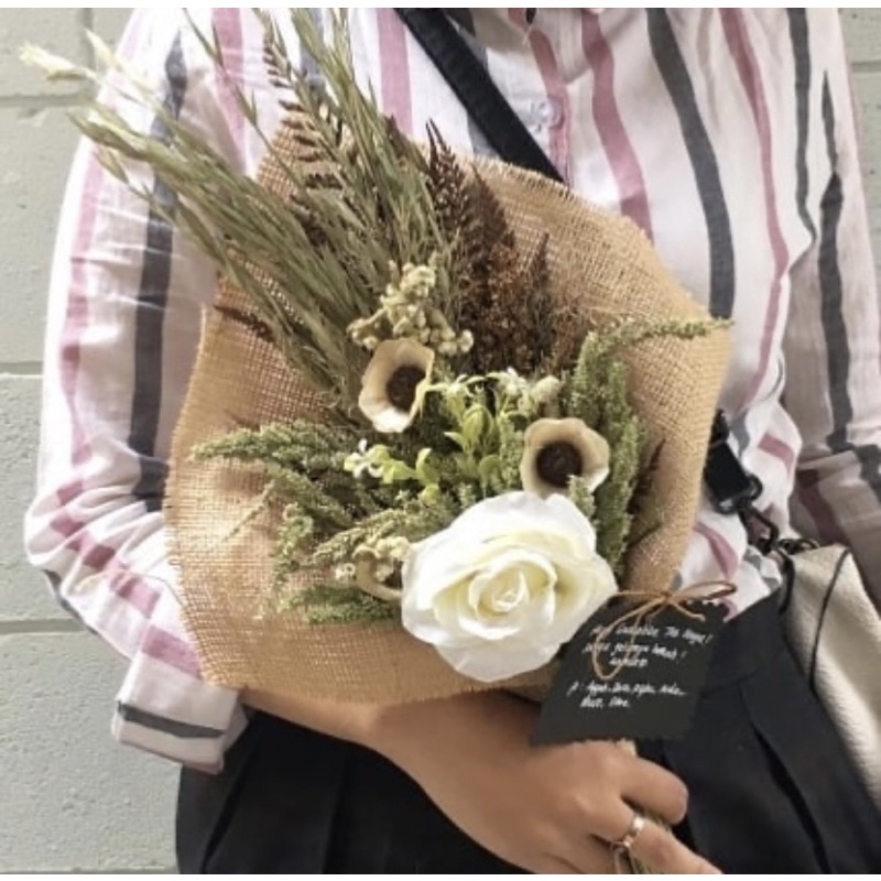 Jual Buket Dried Flower Bunga Kering Dry Flower Buket Wisuda Klobot Wrap Shopee Indonesia 