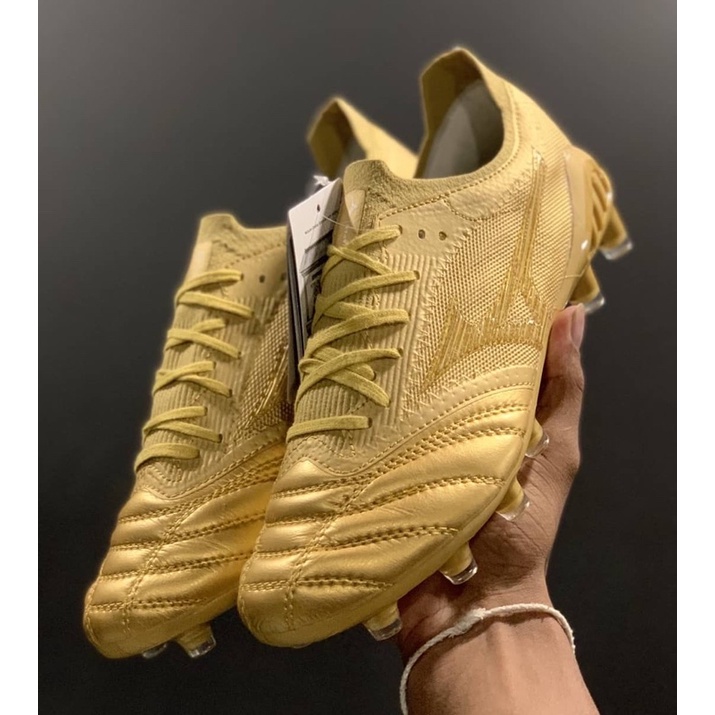 Sepatu store bola mizuno