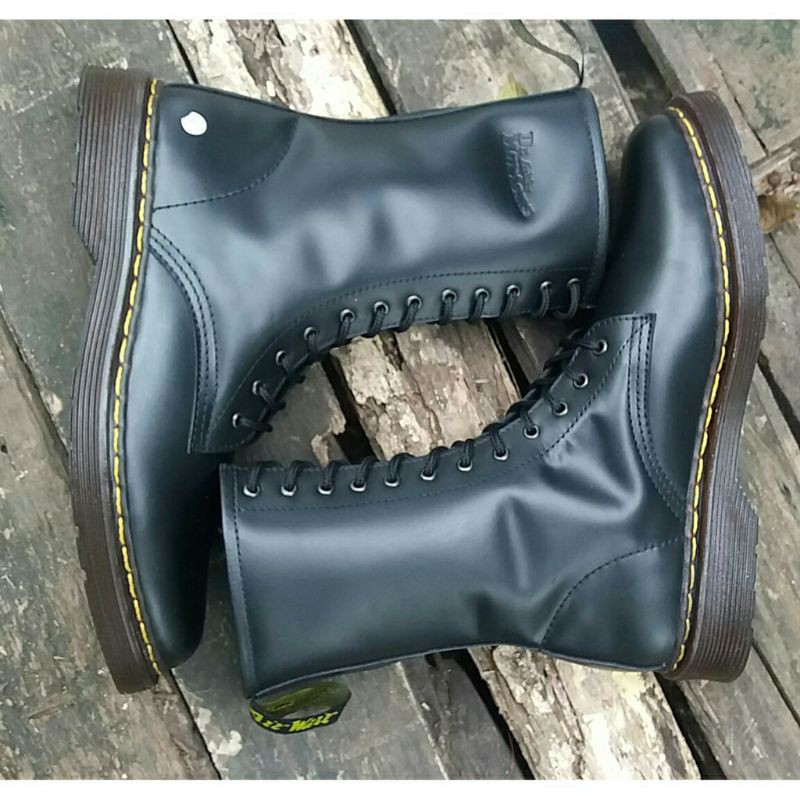 Jual SEPATU BOOTS DOCMART DR MARTENS 10 HOLE DAN 12 HOLE / LUBANG ...