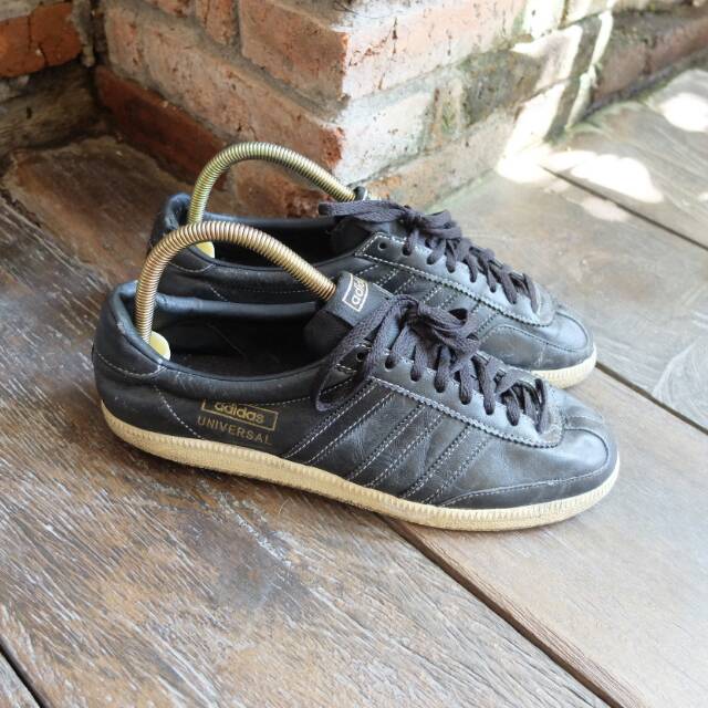 Adidas store universal black