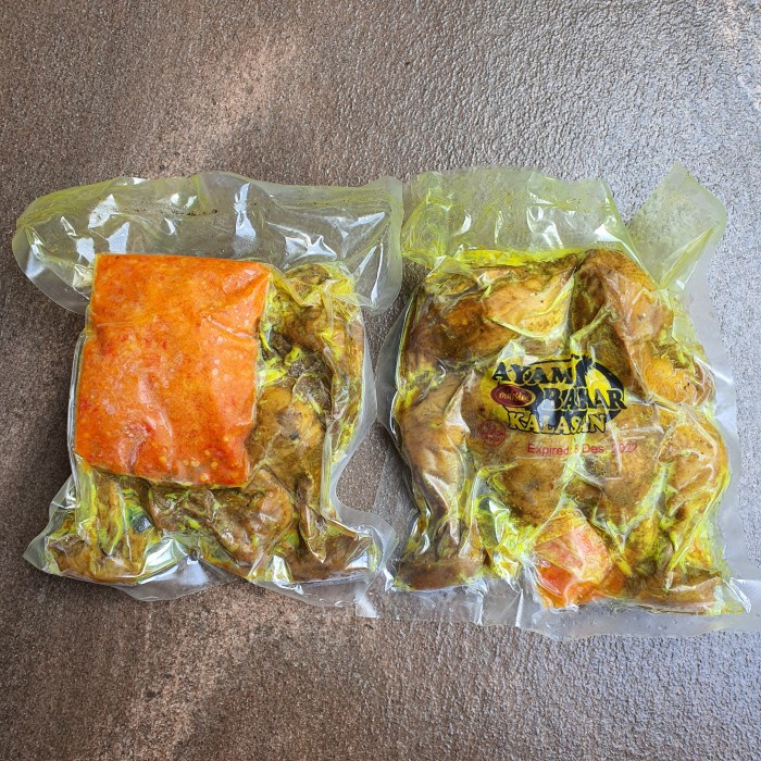 Bahan-bahan Ayam Bakar Kalasan dalam wadah keranjang belanja