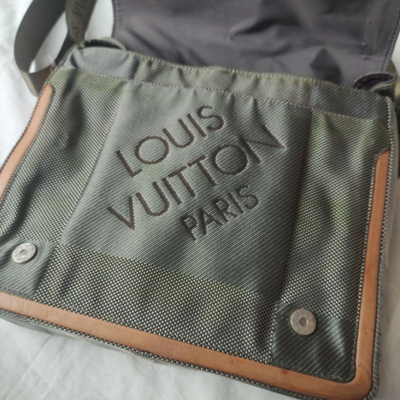 Louis Vuitton LV Messenger - Bekas Second Preloved Original Authentic,  Fesyen Pria, Tas & Dompet , Tas Selempang di Carousell