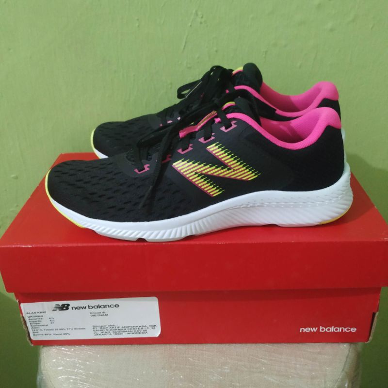 New balance hitam pink hotsell