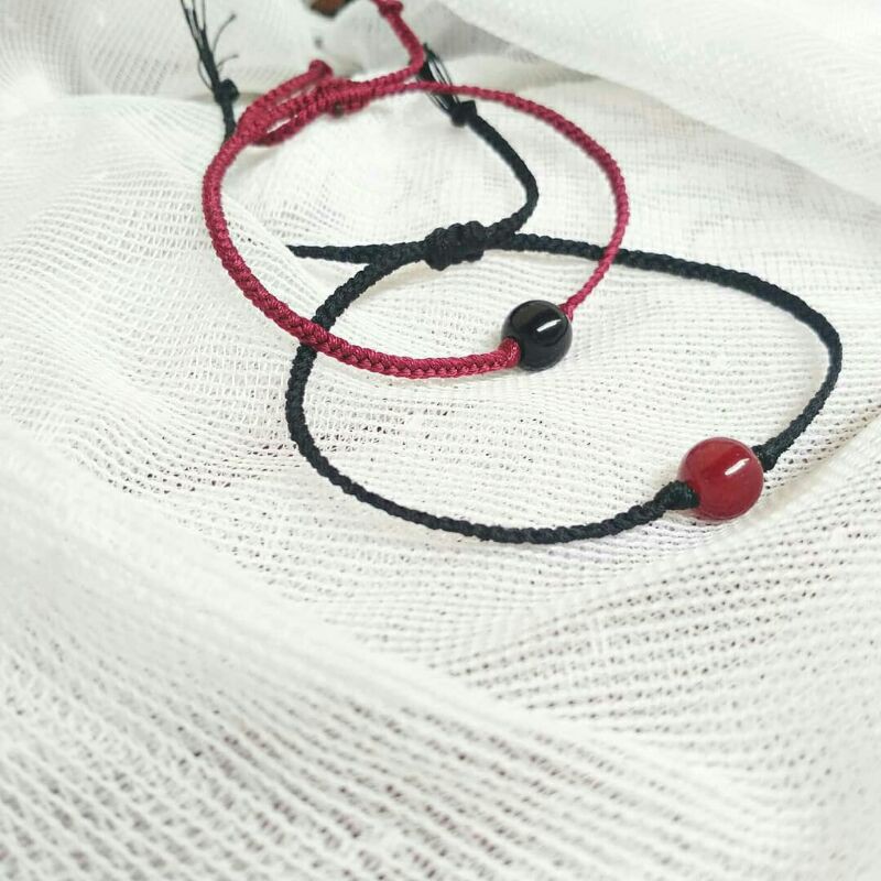 gelang hitam tangan kiri simbol kekuatan dan ketahanan