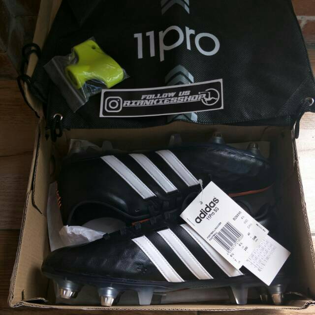 Sepatu bola hotsell adidas 11 pro