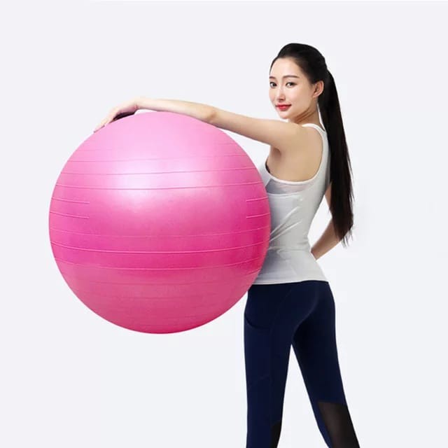 Fitness e palestra palla per palestra in equilibrio con popa ad aria