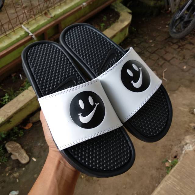 Nike on sale smile slides