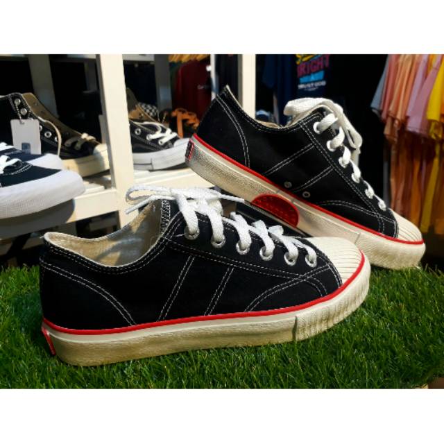 Jual SEPATU WARRIOR LOW BLACK WHITE | Shopee Indonesia