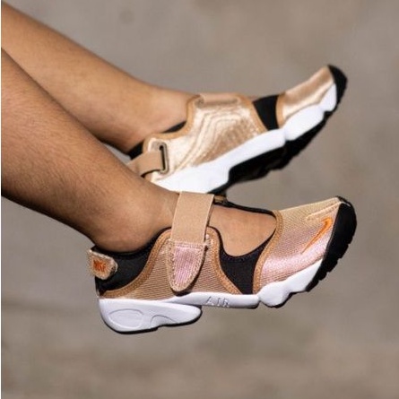 Nike air rift clearance gold