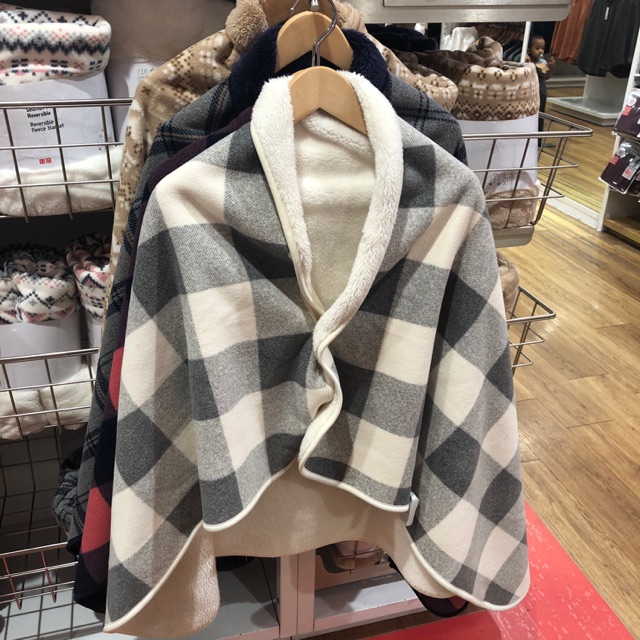 Uniqlo discount poncho blanket