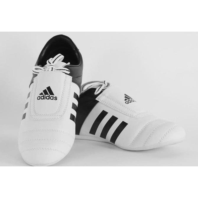 Harga sepatu 2025 taekwondo adidas