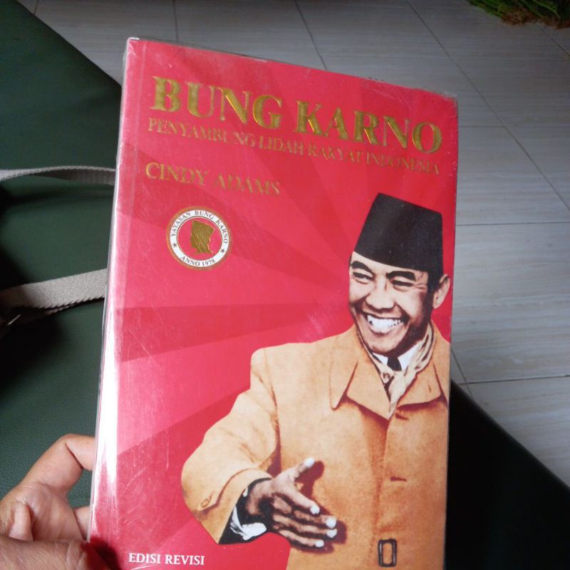 Jual BUKU BUNG KARNO PENYAMBUNG LIDAH RAKYAT INDONESIA. ORIGINAL. CINDY ...