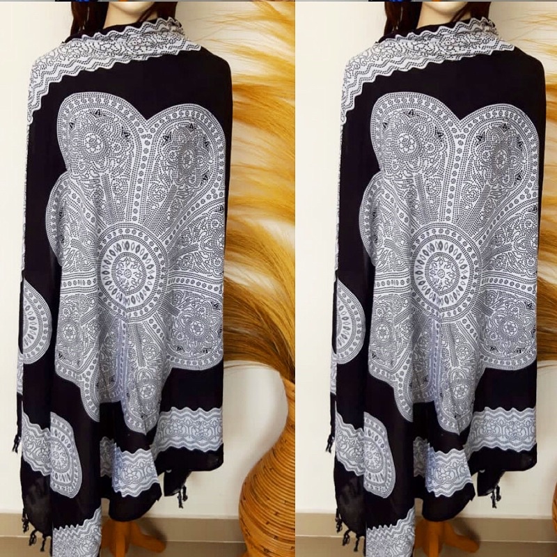 Kain pantai batik painting dijual di toko oleh-oleh Bali