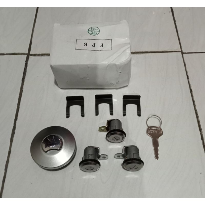 Jual kunci pintu set/tutup bensin Suzuki Jimny katana,carry 1000,Futura