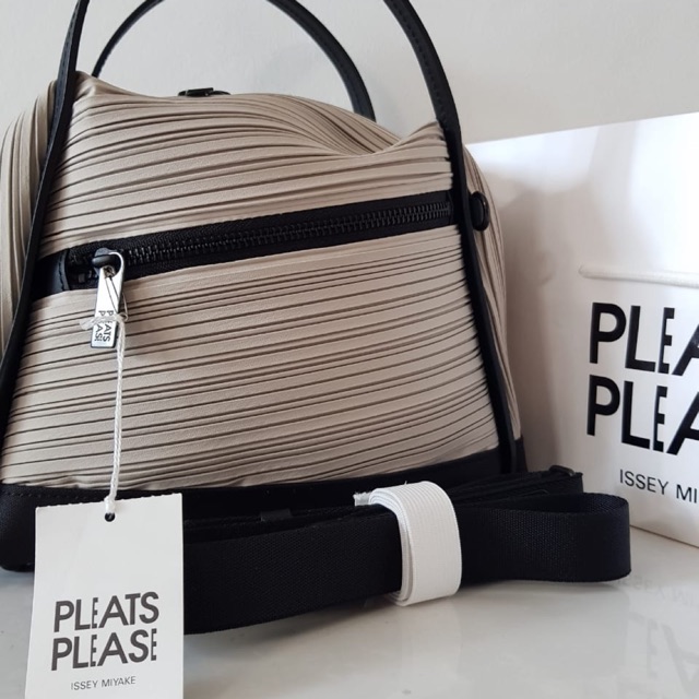 Jual ISSEY MIYAKE Pleats Please Bag August Small - Kota Medan - Nihon  Shoppu