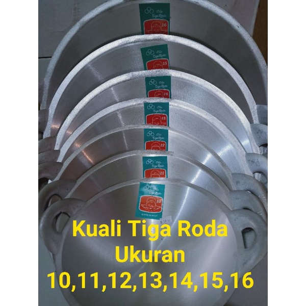 Proses penggorengan Kluay Tod dalam wajan