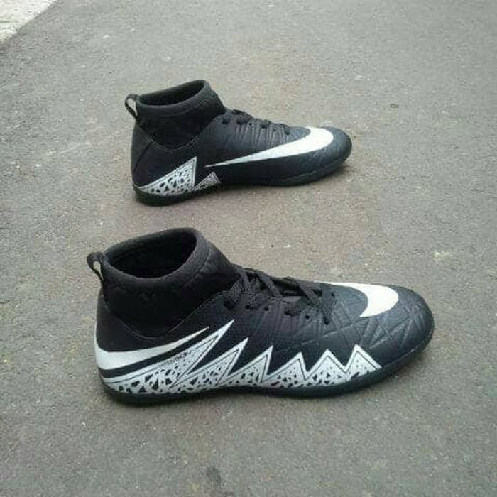 Sepatu futsal nike 2025 hypervenom hitam putih