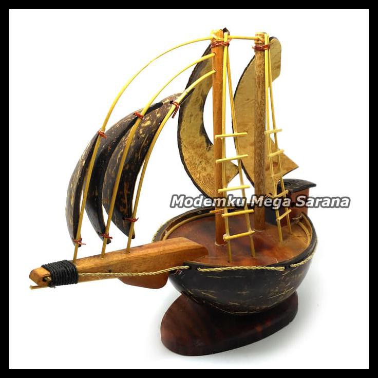 Jual Miniatur Kapal Pinisi Dewaruci Batok Kayu 23x11x21 Cm Shopee Indonesia 7629