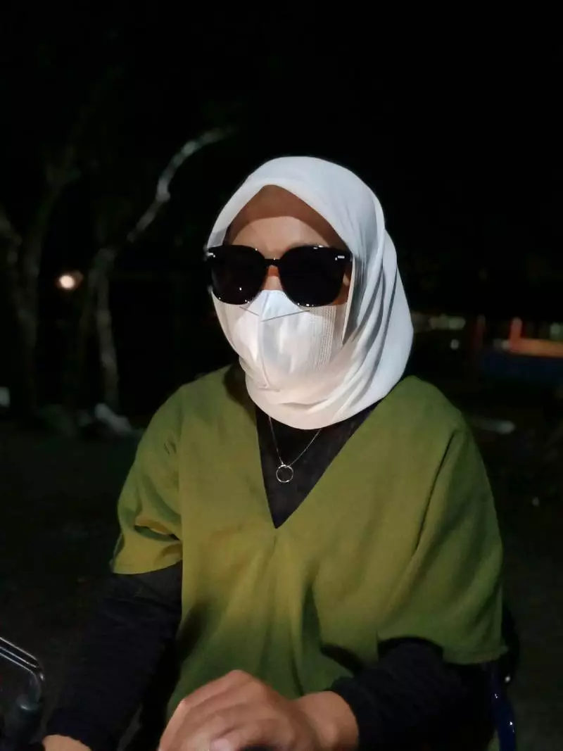 Detail sambungan engsel gagang kacamata yang fleksibel dan kokoh