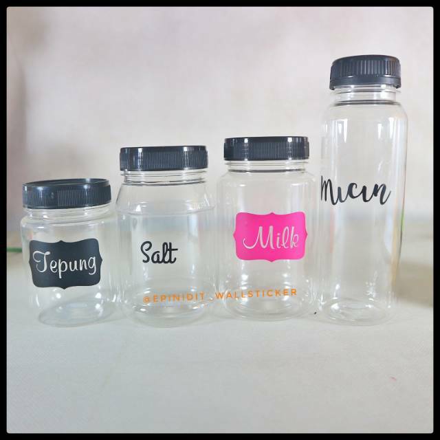 Bumbu dasar hitam dengan kluwek dalam wadah plastik