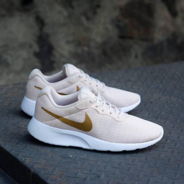 Nike tanjun 2025 peach gold