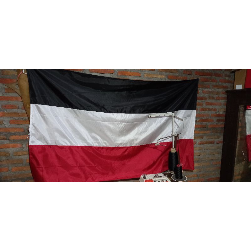 Jual Bendera sepakbola Merah Putih Hitam | Shopee Indonesia