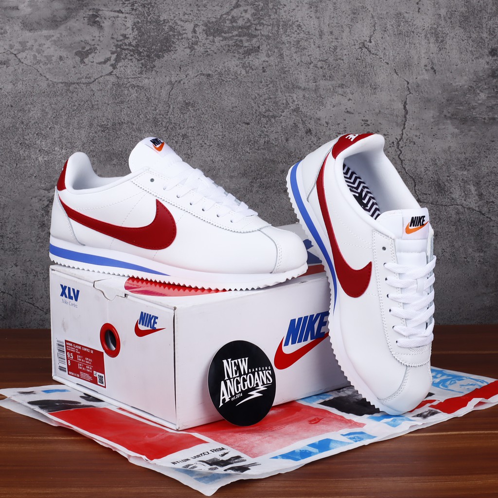 Nike cortez blancos store con rojo