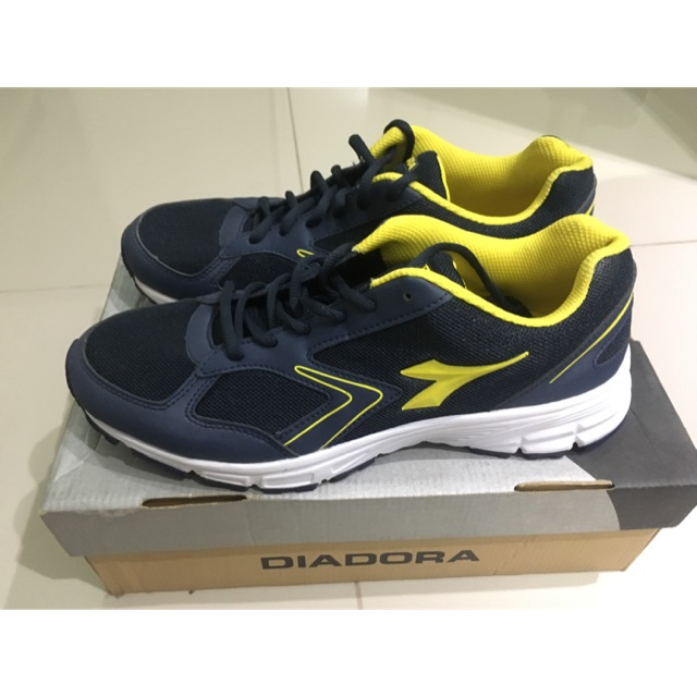 Sepatu running 2025 diadora basilio