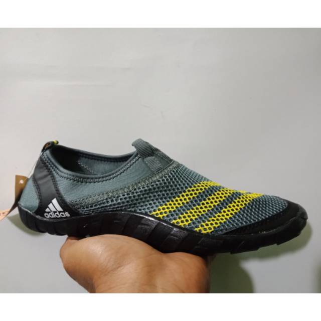 Foto sepatu shop adidas jawpaw