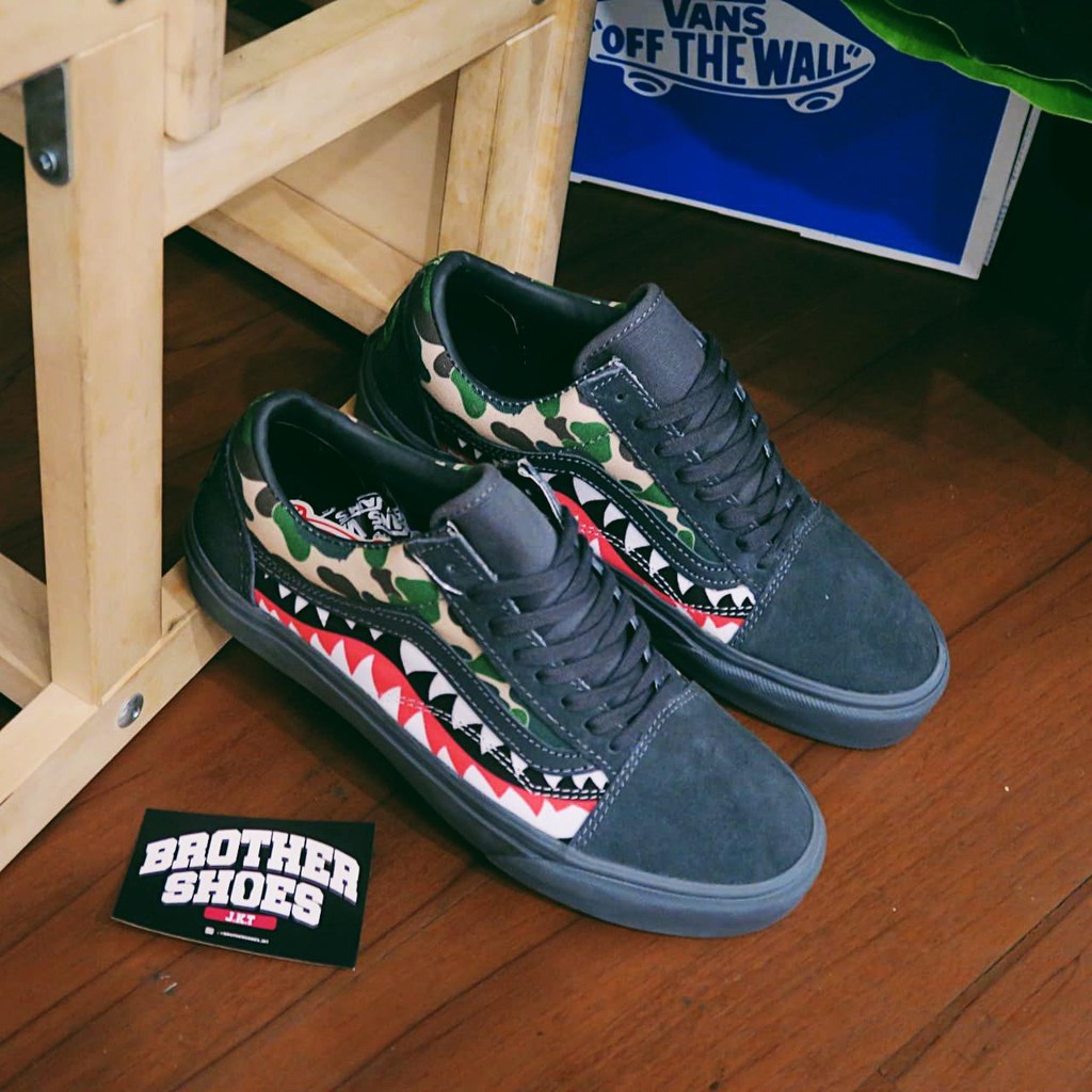 Sepatu vans x bape sale