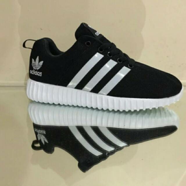 Adidas yzy 2025 hitam putih