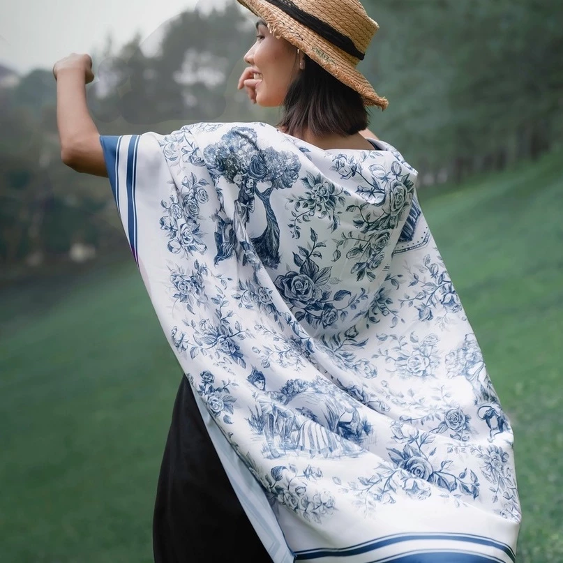 Outer Scarf The Milkmaid en Bleu