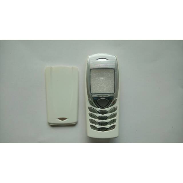 Boîtier de téléphone qui projette un clavier holographique pour une