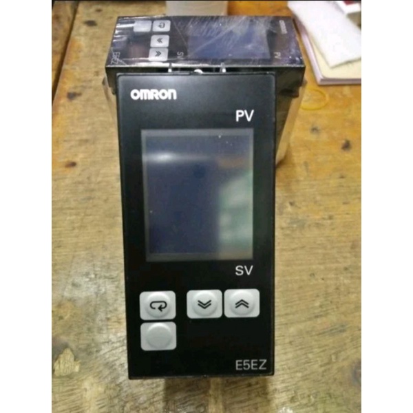 Temperature Controller Omron E5EZ-R3T 100-240VAC