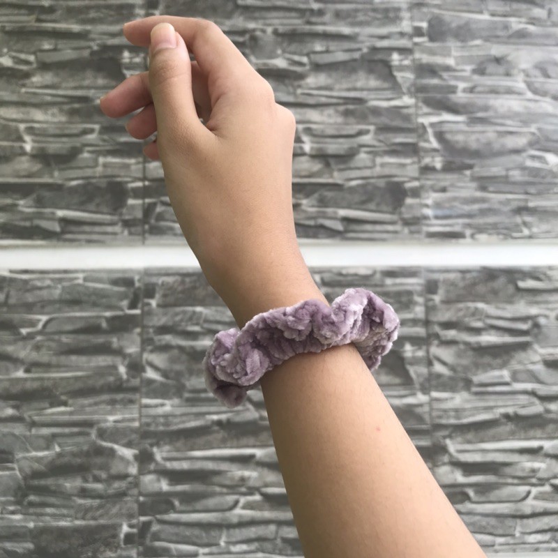 Jual SCRUNCHIE VELVET // ikat rambut // Rajut | Shopee Indonesia