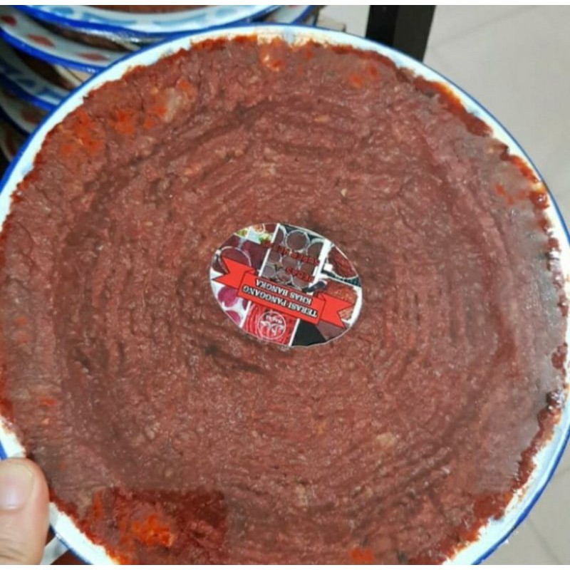 Cumi asam khas masakan Bangka dalam piring saji