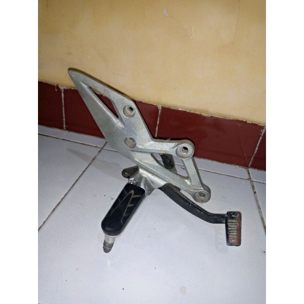 Jual step CBR 150R facelift ( kanan ) | Shopee Indonesia