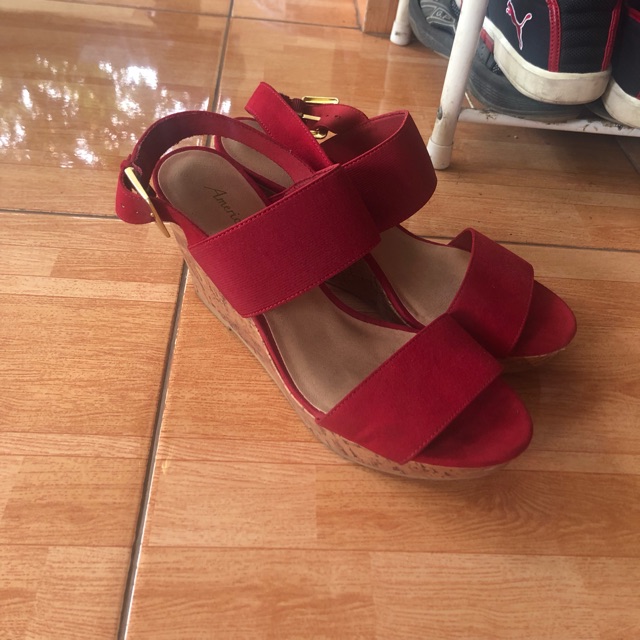 Red on sale wedges payless