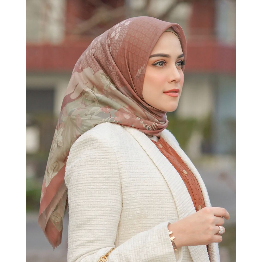 Jual Buttonscarves Iseltwald Voal Square Series | Shopee Indonesia